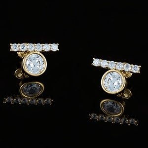 14k Gold Line van Cubic Zirconia met Bezel Cubic Zirconia Screw Back Oorbellen. 14k gouden moderne kubieke zirkonia schroef terug oorbellen. Cz hengsten