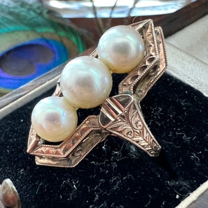 Early 20th century 14ct gold ring with three cultured pearls