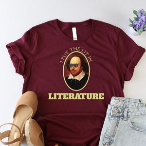 Camiseta "Pongo la luz en la literatura", camiseta literaria, camiseta divertida de Shakespeare, camiseta para amantes de los libros, camiseta para profesor de inglés, regalo para bibliotecaria, mamá