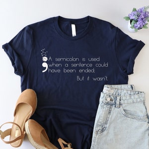 Camiseta con la definición de punto y coma, camiseta sobre salud mental, camiseta sobre concientización sobre el suicidio, camiseta de psicólogo, camiseta "Continuar", camiseta "Tu historia aún no ha terminado"
