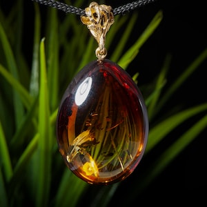 Exklusiver Anhänger aus Baltischem Cognac Bernstein, Einzigartiger Schmuck aus Baltischem Cognac Bernstein, Handgefertigter Anhänger aus Cognac Bernstein mit Gold Glitzer