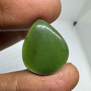 Cabujón de Jade Verde: Piedra en forma de pera para envolver alambre (21 x 18 x 5 mm)