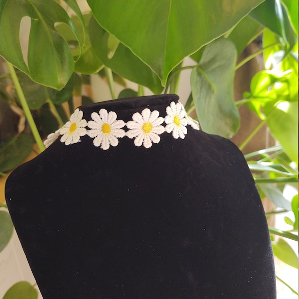 Daisy Lace Choker Necklace