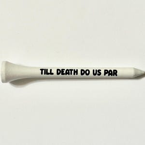 以下が含まれることがあります： 「Till Death Do Us Par」と印刷された白いゴルフティー