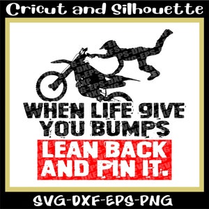 Może przedstawiać: Czarno-biała grafika motocyklisty w powietrzu nad motocyklem. Tekst brzmi "When life give you bumps, lean back and pin it." Obrazek oznaczony jest jako "Cricut and Silhouette" i "SVG-DXF-EPS-PNG".
