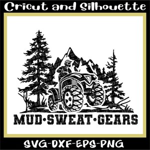 Op de afbeelding: Zwart-wit silhouetontwerp van een ATV die door een berglandschap rijdt met bomen aan beide kanten. De tekst "MUD-SWEAT-GEARS" staat onder de ATV. De tekst "SVG-DXF-EPS-PNG" staat onderaan de afbeelding.