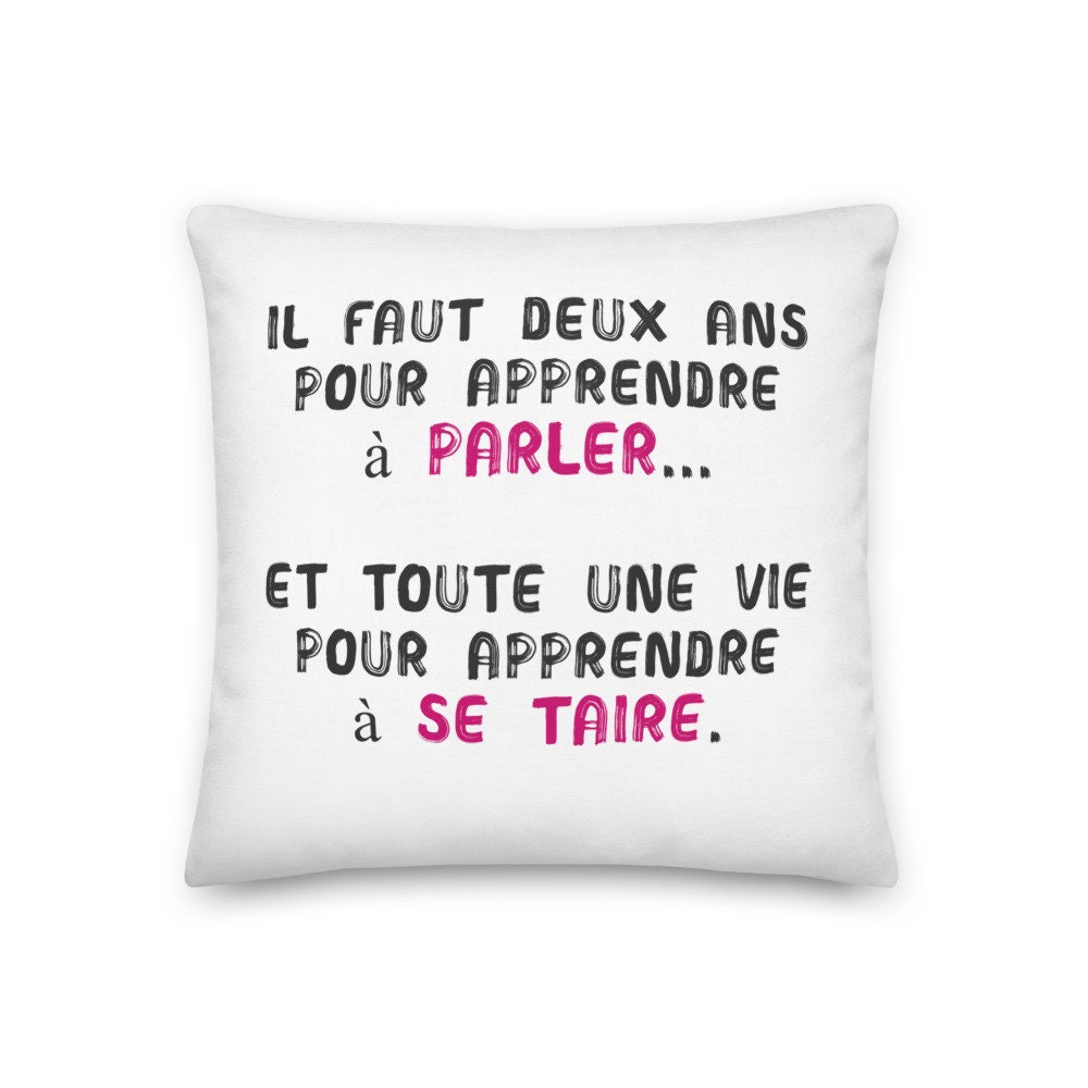 Coussin Décoratif en Tissu Imprimé Citation Il Faut Deux Ans Pour Apprendre à Parler et Toute Une Vi