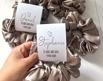 Scrunchie de dama de honor de champán personalizado / Corbata de pelo nupcial / Scrunchie de dama de honor / Scrunchies de satén de champán