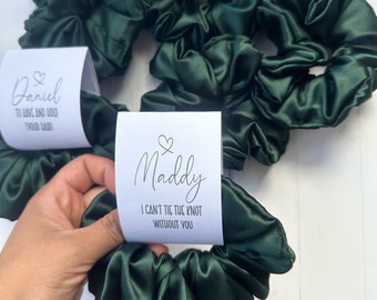 Scrunchie de dama de honor esmeralda personalizado / Corbata de pelo nupcial / Scrunchie de dama de honor / Scrunchies de satén esmeralda
