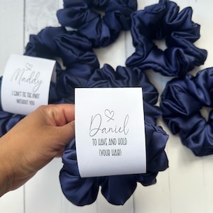 Chouchou de demoiselle d'honneur bleu marine personnalisé | Elastique pour cheveux de mariée | Chouchou demoiselle d'honneur/Chouchous en satin bleu marine/Bleu marine