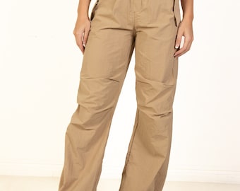 Pantalones paracaídas con cordón de color caqui