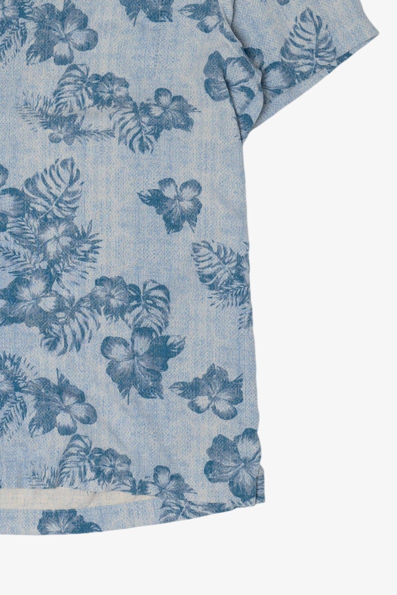 Vintage Blue Tommy Bahama Silk Hawaiian Button Up Shirt (2000s)
