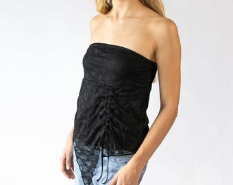 Top palabra de honor fruncido con encaje floral