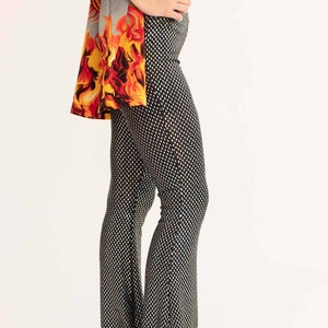 Pantalones acampanados con diseño holográfico de diamantes