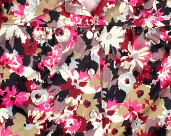 Camisa negra con cuello de mariposa y flores