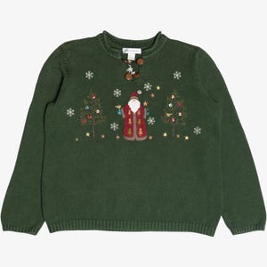 Könnte beinhalten: Ein dunkelgrüner, langärmeliger Strickpullover mit einer zentralen Stickerei eines Weihnachtsmanns, flankiert von zwei geschmückten Tannenbäumen. Das Design zeigt kleine weiße Schneeflocken und gelbe Sterne sowie zwei braune Knebelknöpfe am Halsausschnitt.
