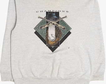 Könnte beinhalten: Hellgraues Sweatshirt mit Baseball-Motiv. Das Motiv zeigt gekreuzte Baseballschläger, einen Baseballhandschuh, einen Baseball und eine Baseballkappe. Das Wort "CHAMPIONS" ist über dem Motiv aufgedruckt.