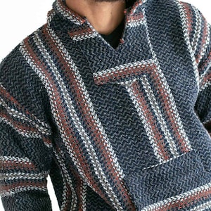 Op de afbeelding: Een marineblauwe Baja hoodie met een getextureerde weefsel. De hoodie heeft verticale strepen in rood, wit en grijs. Het heeft een capuchon en een voorzak, wat een casual en comfortabele stijl biedt.