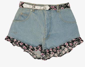 Vintage High Waisted Denim Shorts mit floralem Rüschenbesatz und passendem Gürtel (1990er Jahre)