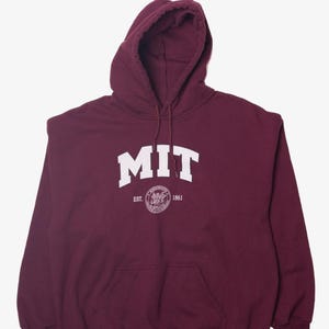 Könnte beinhalten: Ein maroonfarbener Kapuzenpullover mit einem weißen MIT-Logo und dem Schriftzug "EST. 1861" darunter.