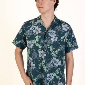 Camisa hawaiana vintage con estampado floral japonés azul