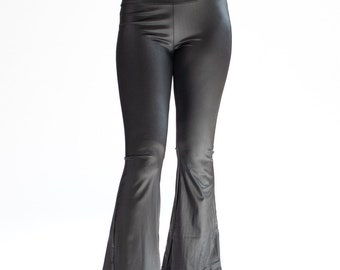 Pantalones negros brillantes de campana