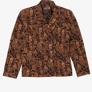 Puede incluir: Una chaqueta tipo blazer de doble botonadura con un estampado de piel de serpiente en tonos marrones y negros. Presenta mangas largas, solapas de muesca y cuatro botones circulares frontales. La etiqueta interior dice Kasper ASL.