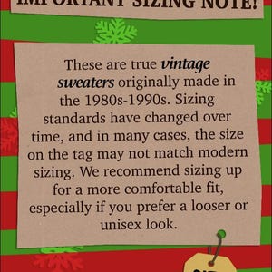 Op de afbeelding: Een groen en rood gestreepte achtergrond met witte sneeuwvlokken bevat een beige papieren bord met de tekst IMPORTANT SIZING NOTE! Deze vintage truien komen uit de jaren 80-90. Een klein beige label bevestigd met een touwtje toont SIZE ??