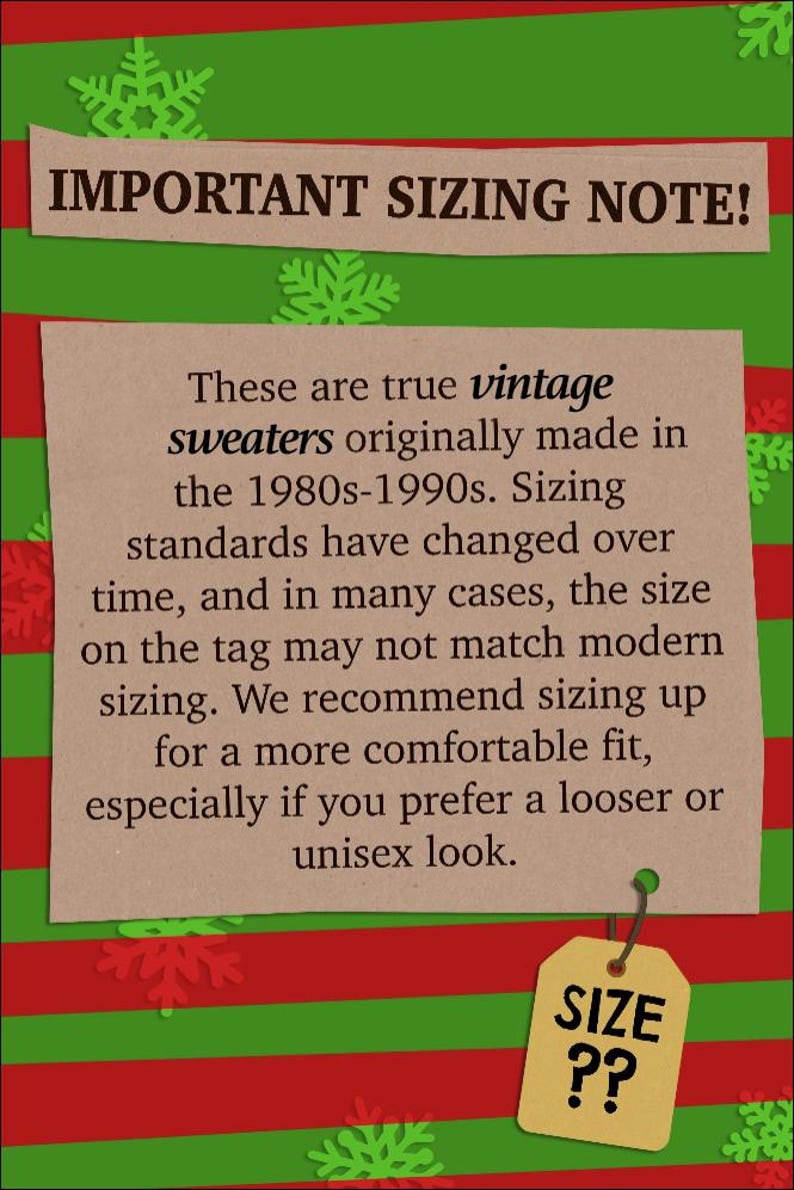 Op de afbeelding: Een groen en rood gestreepte achtergrond met witte sneeuwvlokken bevat een beige papieren bord met de tekst IMPORTANT SIZING NOTE! Deze vintage truien komen uit de jaren 80-90. Een klein beige label bevestigd met een touwtje toont SIZE ??