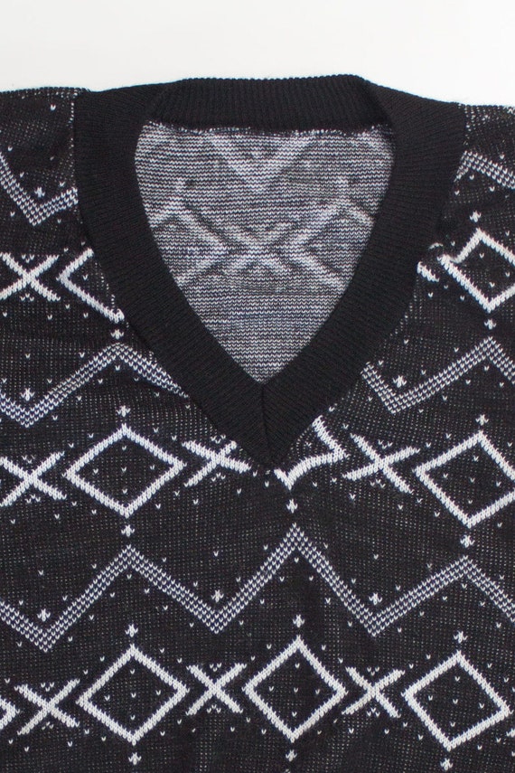 XO Pattern V-Neck 80s Sweater