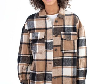 Chaqueta a cuadros marrón y negra