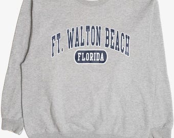 Puede incluir: Una sudadera gris con una impresión azul marino que dice "FT. WALTON BEACH FLORIDA".