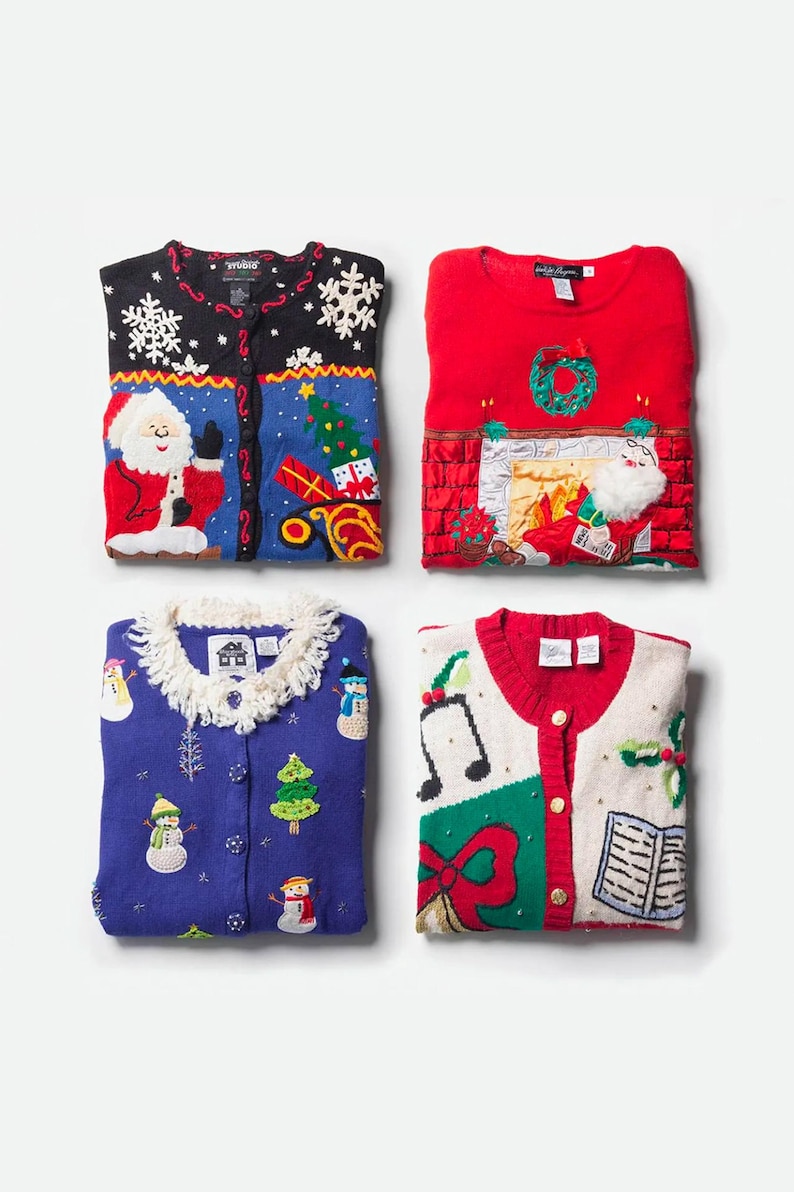 Op de afbeelding: Vier truien met een feestelijk thema en seizoensgebonden ontwerpen. Linksboven: zwart en blauw met de Kerstman en een boom. Rechtsboven: rood met een open haard en de Kerstman. Linksonder: blauw met sneeuwpoppen en een kraag met franjes.