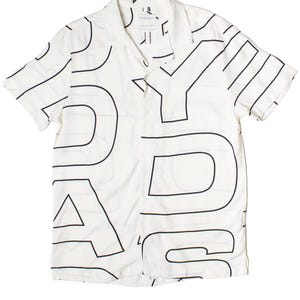 Camisa com botões e letras em bloco gráfico