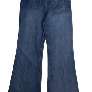 Può includere: Un paio di jeans a zampa di elefante in denim blu con vita alta e due tasche anteriori.