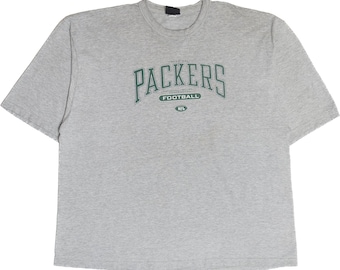 Peut inclure: T-shirt gris à manches courtes avec le mot "PACKERS" en lettres vertes sur la poitrine. En dessous, le mot "FOOTBALL" et le logo NFL. Le t-shirt est fait d'une matière douce et confortable.