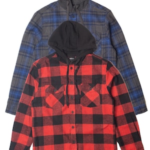 Puede incluir: Tres camisas de franela a cuadros con capucha. Las camisas son de color rojo y negro, azul y gris, y gris.