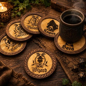 Könnte beinhalten: Holzuntersetzer mit eingravierten Fantasy-Klassennamen wie "Wizard" und "Rogue", zusammen mit einer dampfenden Kaffeetasse. Die runden Untersetzer haben einen dekorativen Rand und detaillierte Designs. Eine brennende Kerze und Würfel sind ebenfalls zu sehen.