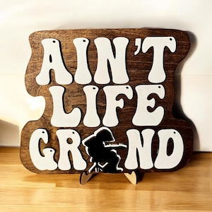 Art sur bois inspiré de la panique généralisée : hommage à Mikey Houser, grande enseigne en bois Ain't Life, décoration d'intérieur musique, cadeau pour guitariste