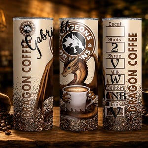 Op de afbeelding: Drie koffiebekers met een fantasiethema. Eén heeft een drakenvleugel en de woorden "Dragon Coffee" en "Gabri". De tweede heeft een draak die een koffiekopje vasthoudt. De derde heeft een koffiebestelformulier.