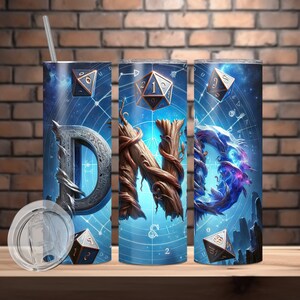 Könnte beinhalten: Drei Edelstahlbecher mit Fantasy-Motiv. Jeder Becher zeigt einen Buchstaben des Akronyms "DND" in einem einzigartigen Stil, mit Würfeln und einem blauen Himmels-Hintergrund. Ein Becher hat einen Deckel und einen Strohhalm.
