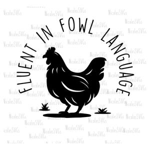 Könnte beinhalten: Schwarze und weiße Silhouette eines Huhns mit dem Text "Fluent in fowl language" drumherum.