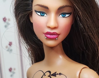 OOAK hispanische Barbie-Puppe, Tätowierungen, Piercings, Neubemalung, blaue Augen, Modell, Muse-Typ-Körper