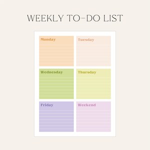 Op de afbeelding: Een wekelijkse takenlijst met secties voor elke dag van de week, inclusief het weekend. De secties zijn gecodeerd in tinten oranje, perzik, groen, geel en paars. De tekst "WEEKLY TO-DO LIST" staat bovenaan.