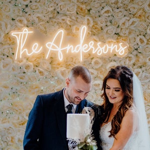 Insegna al neon personalizzata con cognome, decorazione per parete di casa con sfondo di erba a LED con luce al neon per nomi di famiglia per matrimoni, regali per damigelle d'onore per coppia