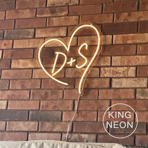 Iniziali personalizzate Insegna al neon a LED a forma di cuore Cognome personalizzato Luce al neon per la decorazione della parete dello sfondo della festa di nozze minimalista Regalo per la coppia