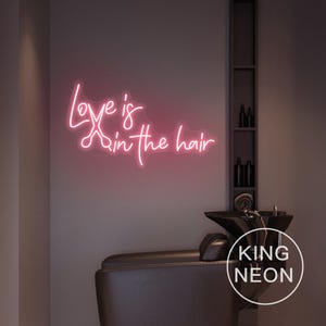 Liebe ist in der Haarschere Leuchtreklame, benutzerdefinierte Friseursalon LED Neonlicht Barber Shop Bar Schönheitssalon Wanddekor Geschenk für Friseur