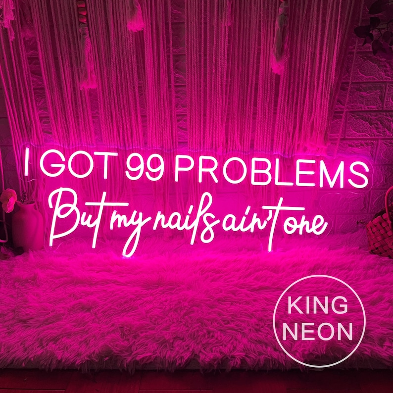 K&ouml;nnte beinhalten: Rosa Neon-Schild mit dem Text "I got 99 problems but my nails ain't one" und dem Logo "KING NEON" unten rechts.