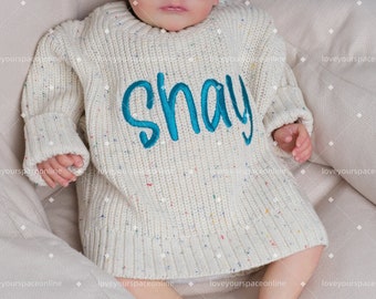 Maglione personalizzato fatto a mano: nome ricamato per neonati, maglione di compleanno personalizzato per bambini piccoli, completo neonato unico