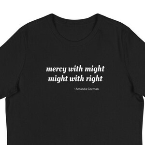 Mercy With Might | Macht mit rechter | Amanda Gorman Zitat | Einweihung 2021 | Inspirierende Zitat | Geschenk für ihre | Damen Entspanntes T-Shirt